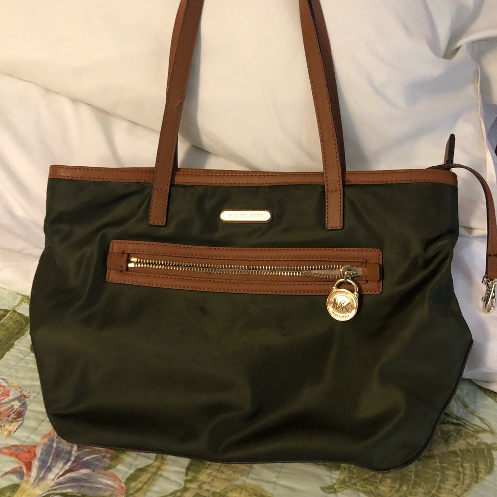 Med Michael Kors NWOT - Picture 1 of 11